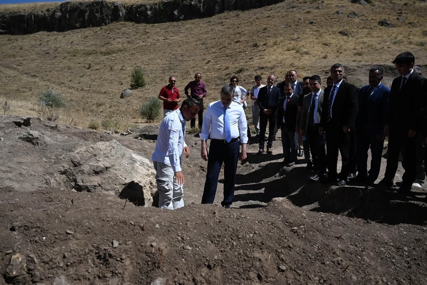 Vali &Ccedil;ift&ccedil;i, Hınıs Parmaksız Kale H&ouml;y&uuml;ğ&uuml;&rsquo;nde incelemelerde bulundu
