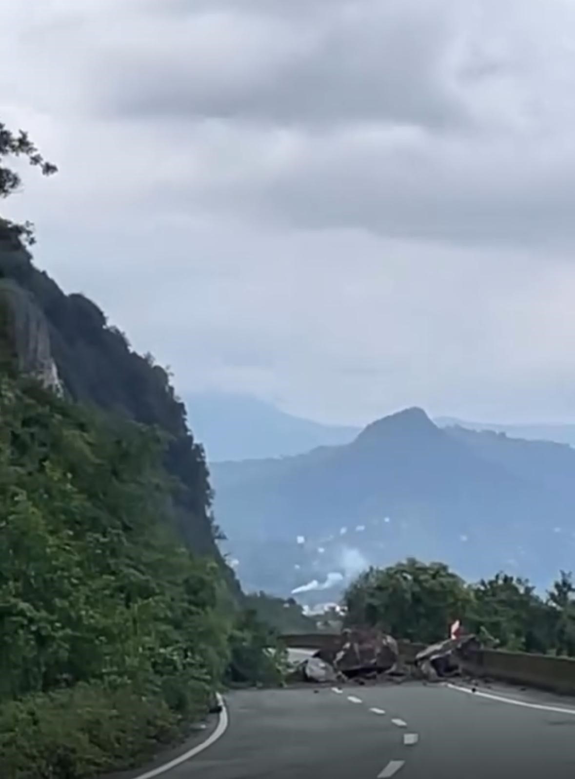 Artvin’de heyelan Karadeniz Sahil Yolu’nu ulaşıma kapattı