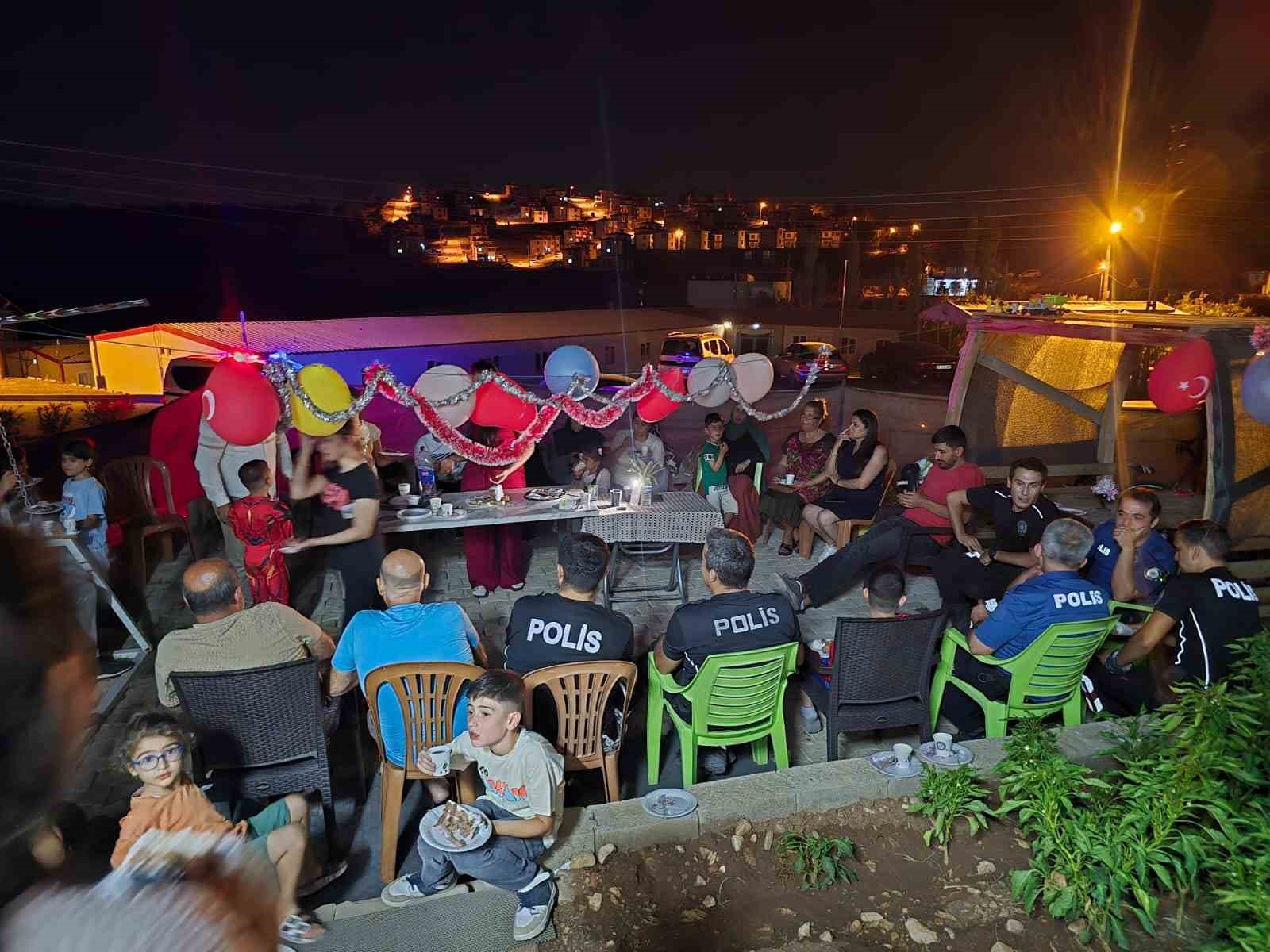 Polis ekipleri, DMD kas hastası &ccedil;ocuğa doğum g&uuml;n&uuml; s&uuml;rprizi yaparak y&uuml;rekleri ısıttı
