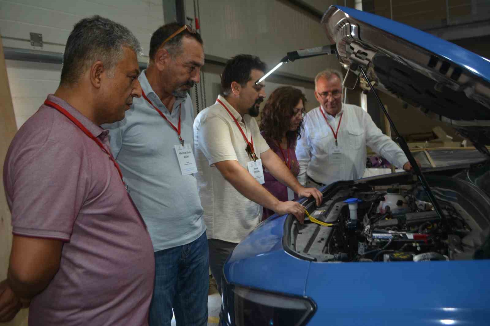 Ayvalık&rsquo;ta &Ouml;ğretmenlere "Hibrit ve Elektrikli Ara&ccedil; Teknolojileri" Eğitimi
