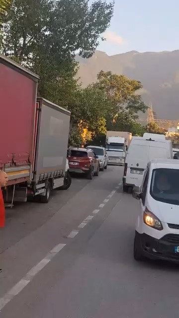 Bursa&rsquo;da otobüs şoförü ile sürücü arasında ters yön tartışması