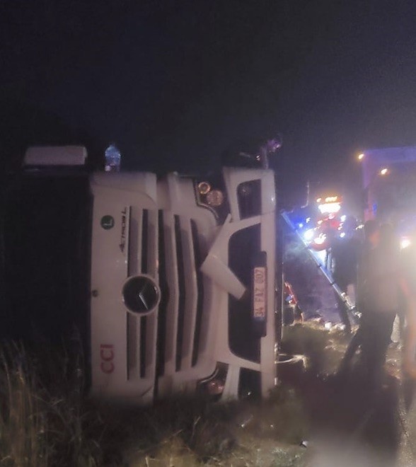 Balıkesir&rsquo;de tır kazası: S&uuml;r&uuml;c&uuml; ekipler tarafından kurtarıldı
