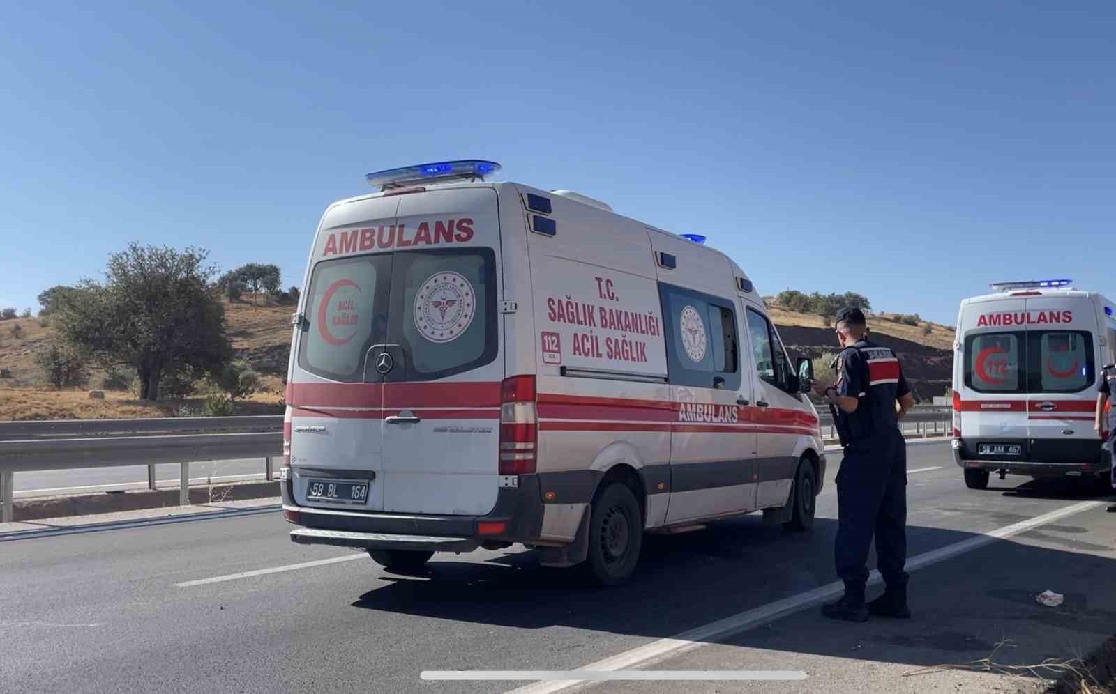 Sivas&rsquo;ta kontrolden &ccedil;ıkan ara&ccedil; devrildi: 4 yaralı
