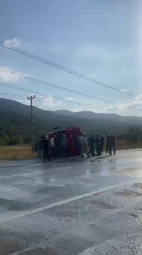Kontrolden çıkan süt tankeri yan yattı: 3 yaralı
