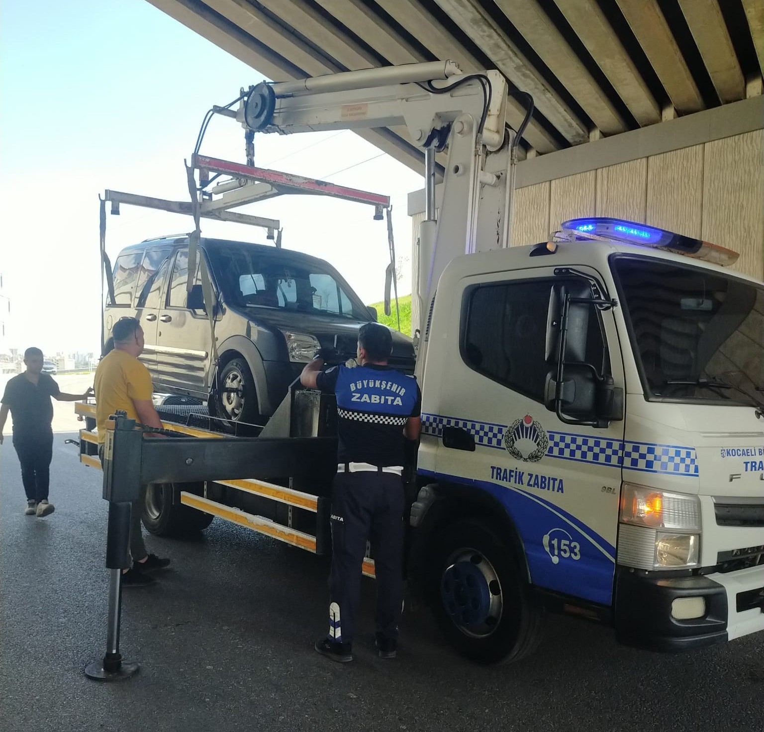 Çocuklarının tedavisine giden aileye zabıtadan yardım eli