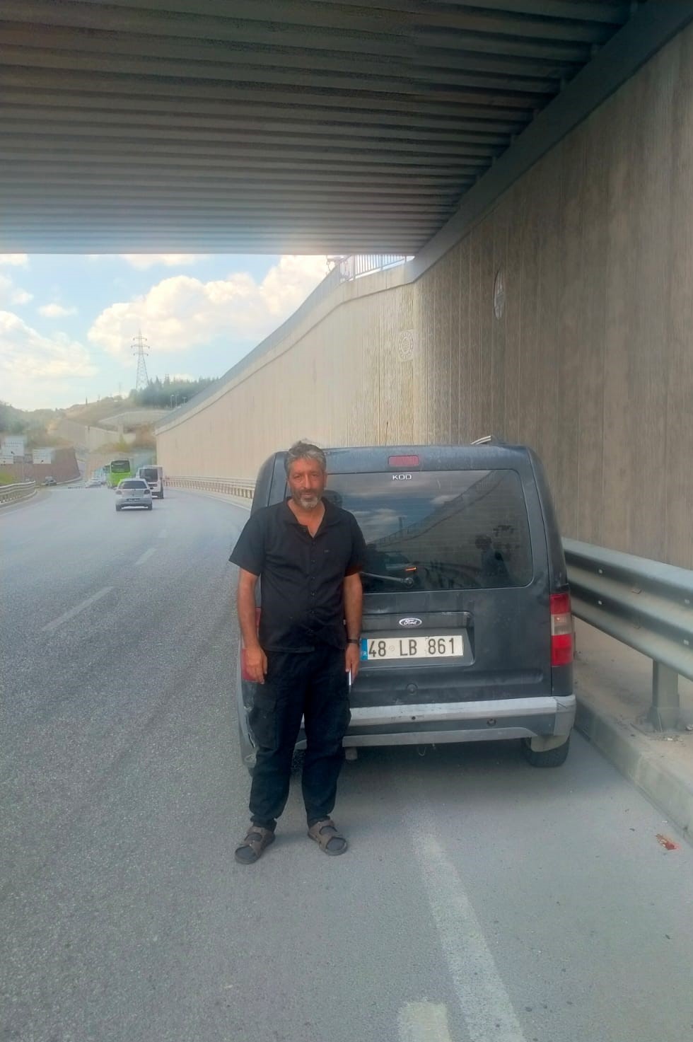 Çocuklarının tedavisine giden aileye zabıtadan yardım eli
