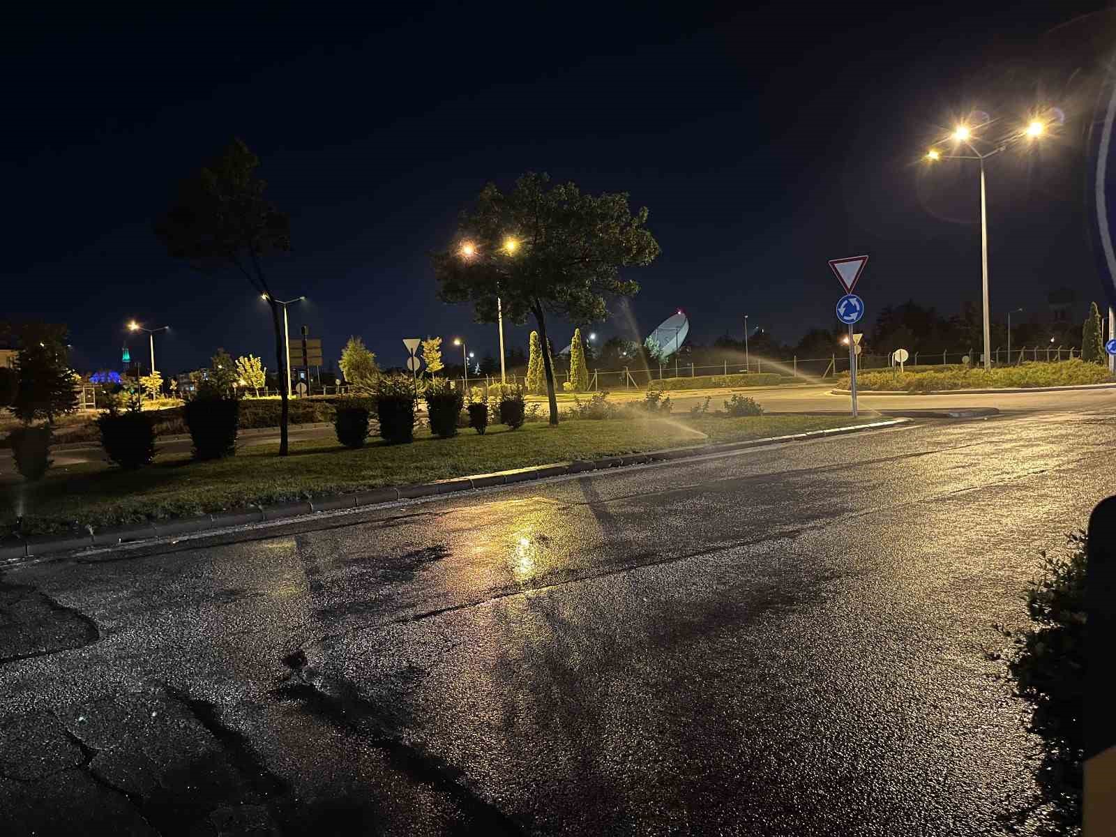 Yola akan su tehlike oluşturuyor
