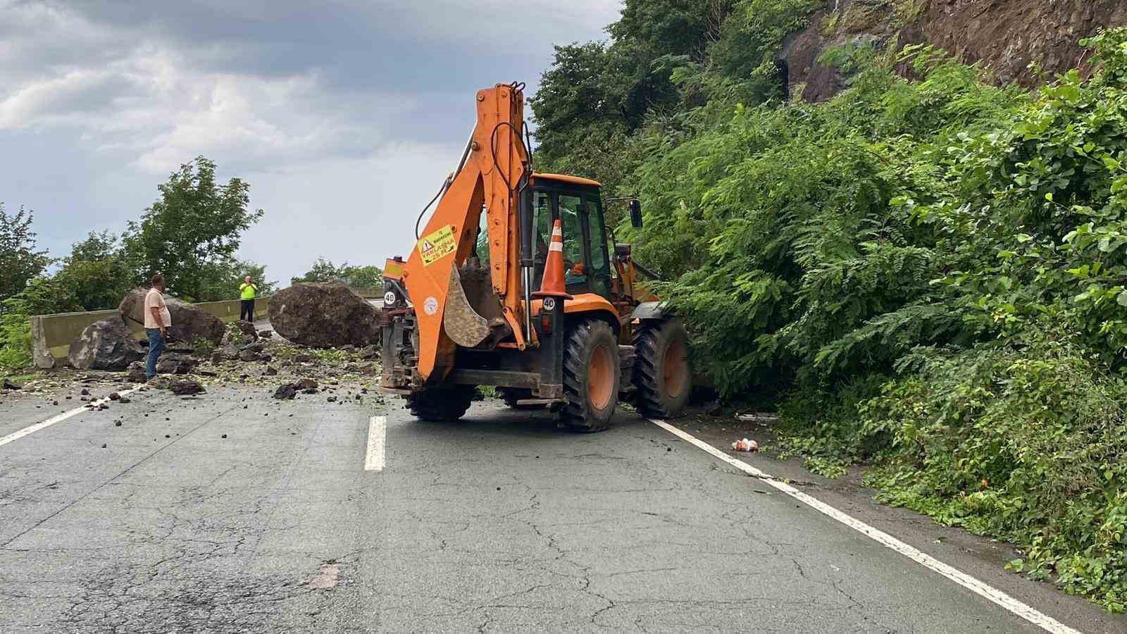 Artvin’de heyelan nedeniyle kapanan Karadeniz Sahil Yolu yeniden ulaşıma açıldı