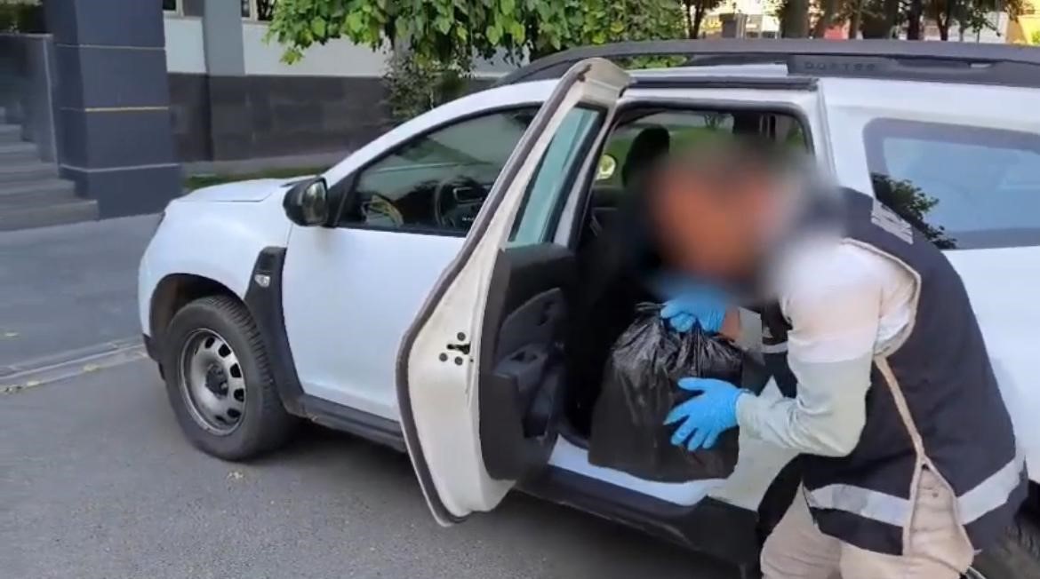 Cips kolisinden binlerce paket ka&ccedil;ak sigara &ccedil;ıktı
