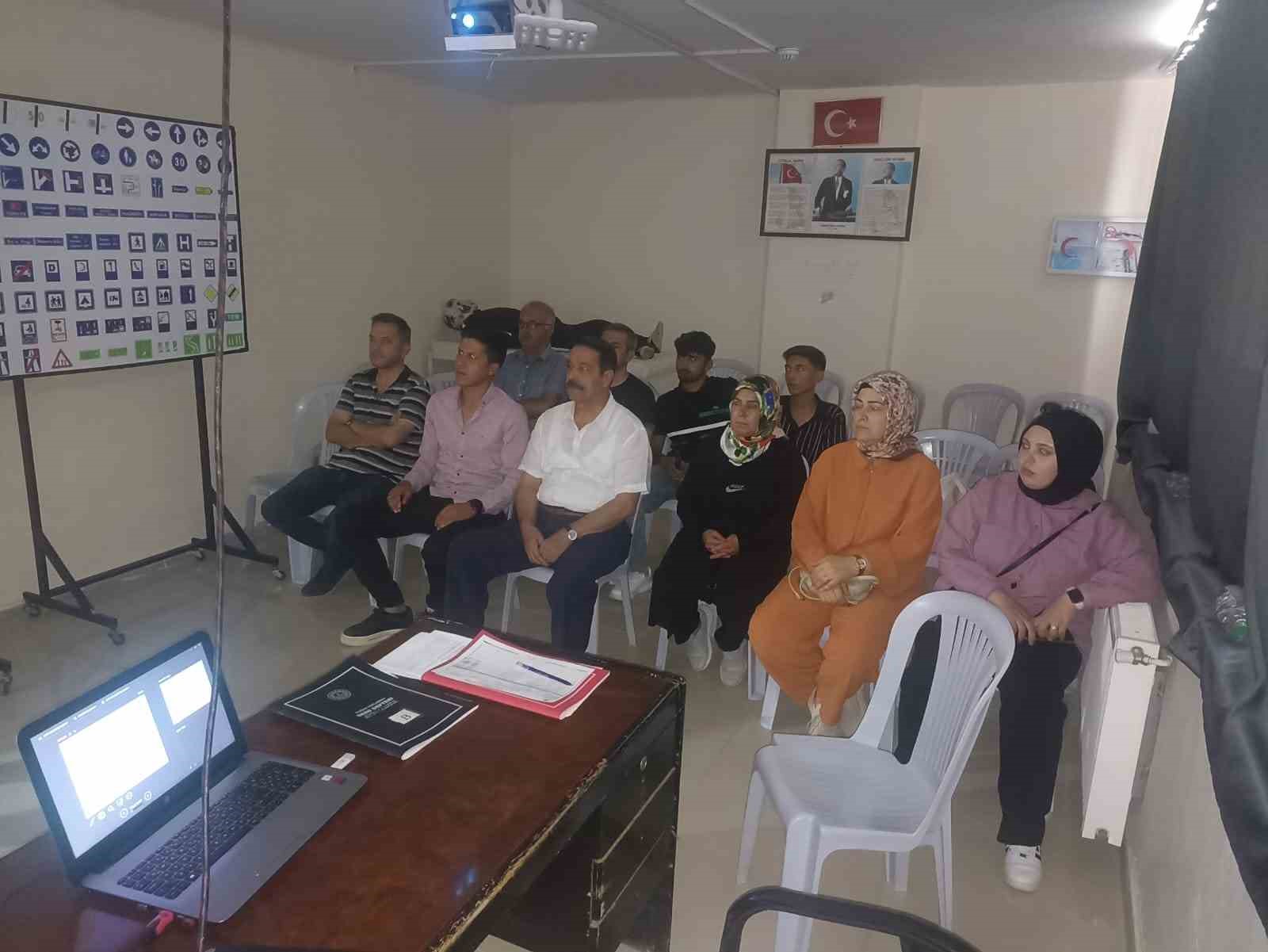 Darende İtfaiyesinden sürücü kursunda yangın eğitimi