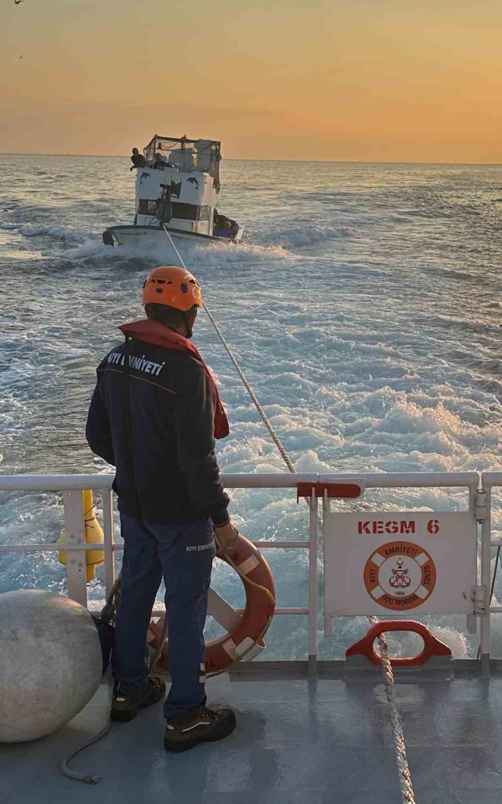 Çanakkale Boğazı’nda makine arızası yapan tekne yedeklenerek çekildi