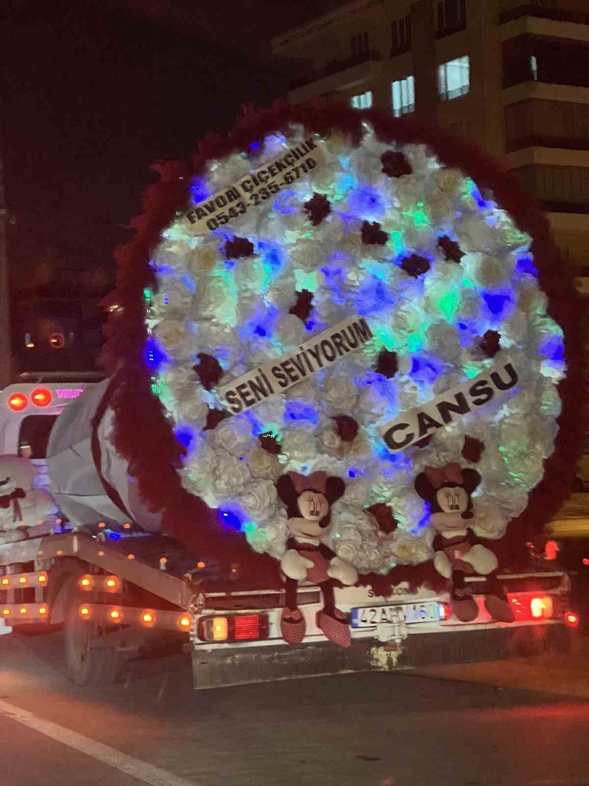 Çekici üzerinde otomobil değil, çiçek dikkat çekti