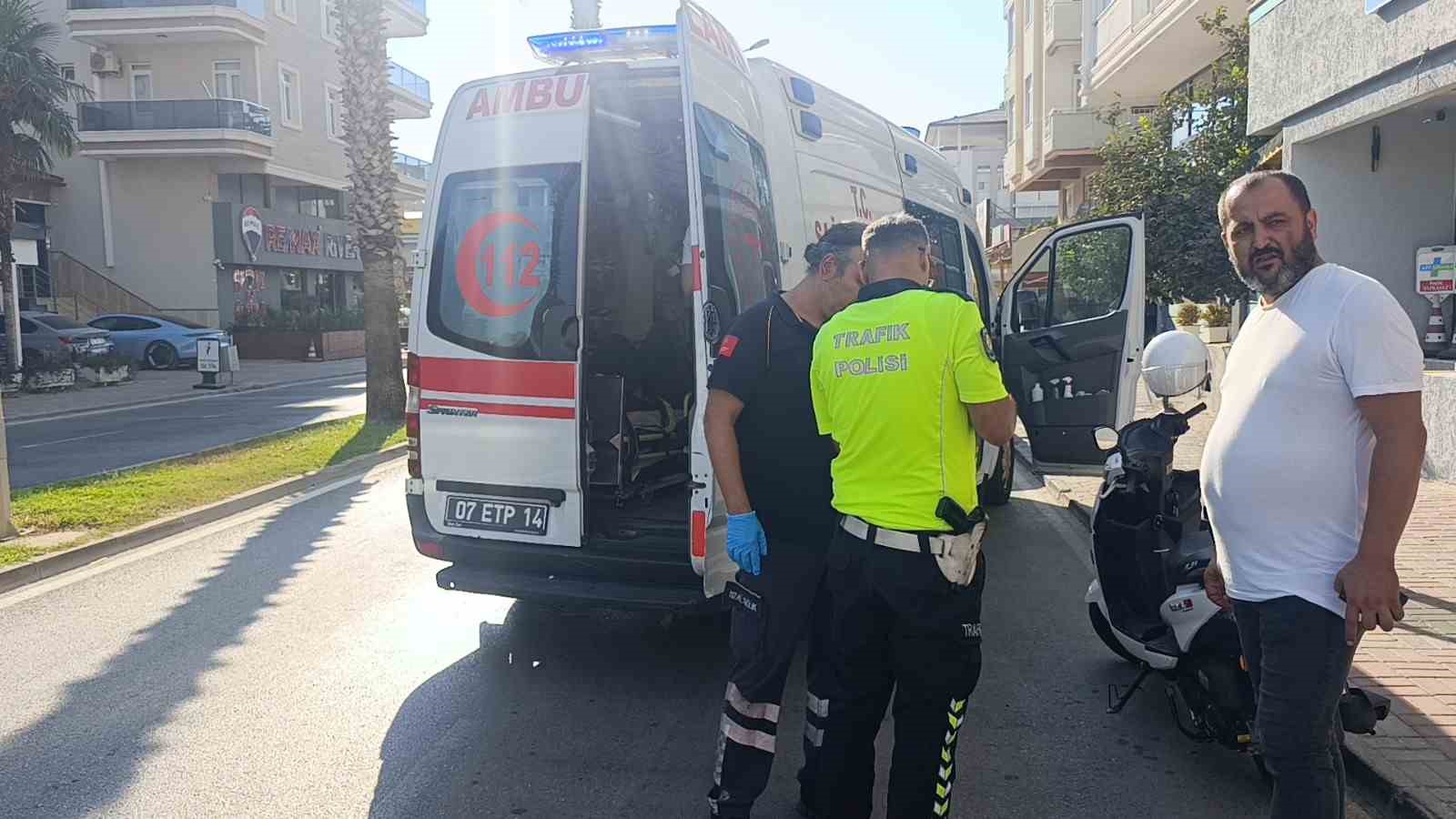 Otomobil ile çarpışan motosikletli yaralandı: Kaza anı güvenlik kamerasında