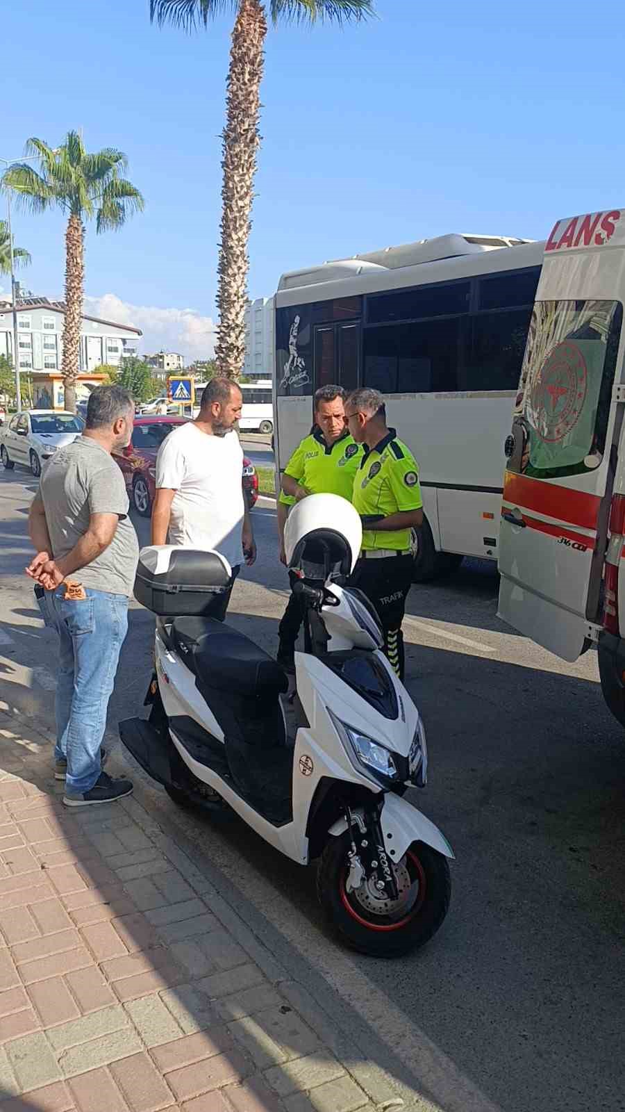 Otomobil ile &ccedil;arpışan motosikletli yaralandı: Kaza anı g&uuml;venlik kamerasında
