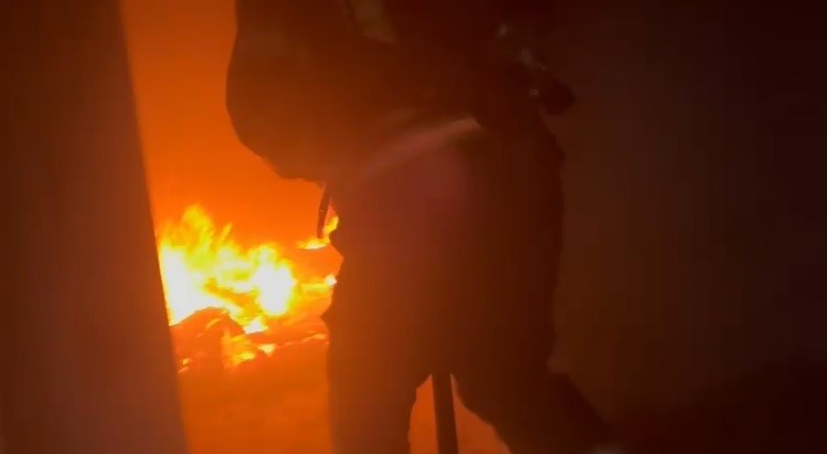 Sabah namazına kalkan aile, evlerinin yandığını gördü