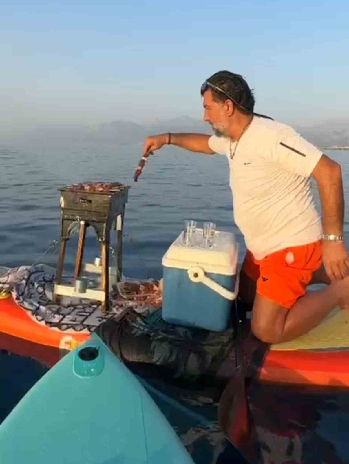 G&ouml;ren g&ouml;zlerine inanamadı, denizin ortasında SUP &uuml;zerinde mangal yakıp ciğer pişirdi
