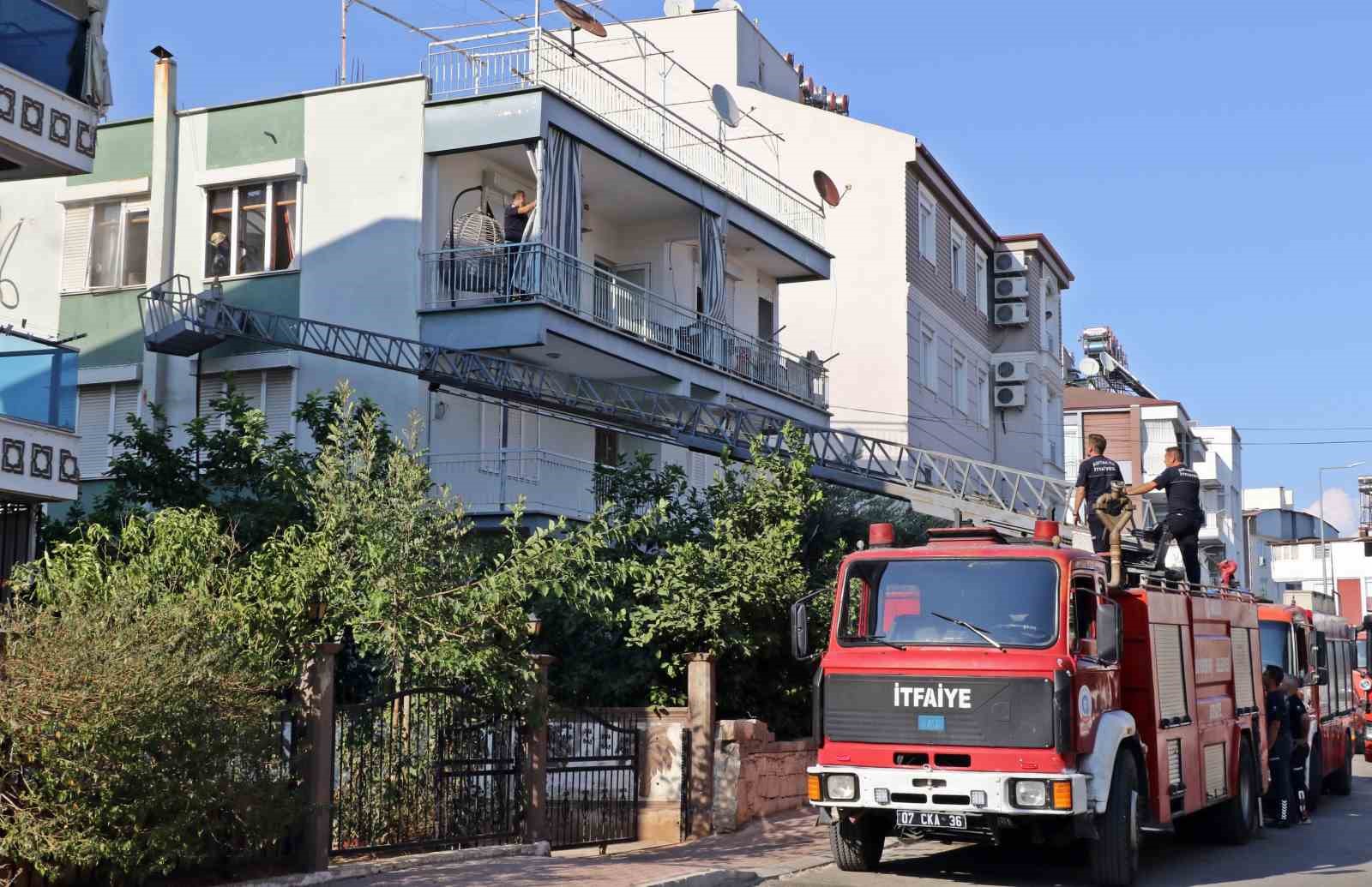 Antalya’da daire yangını yaşlı kadını endişelendirdi