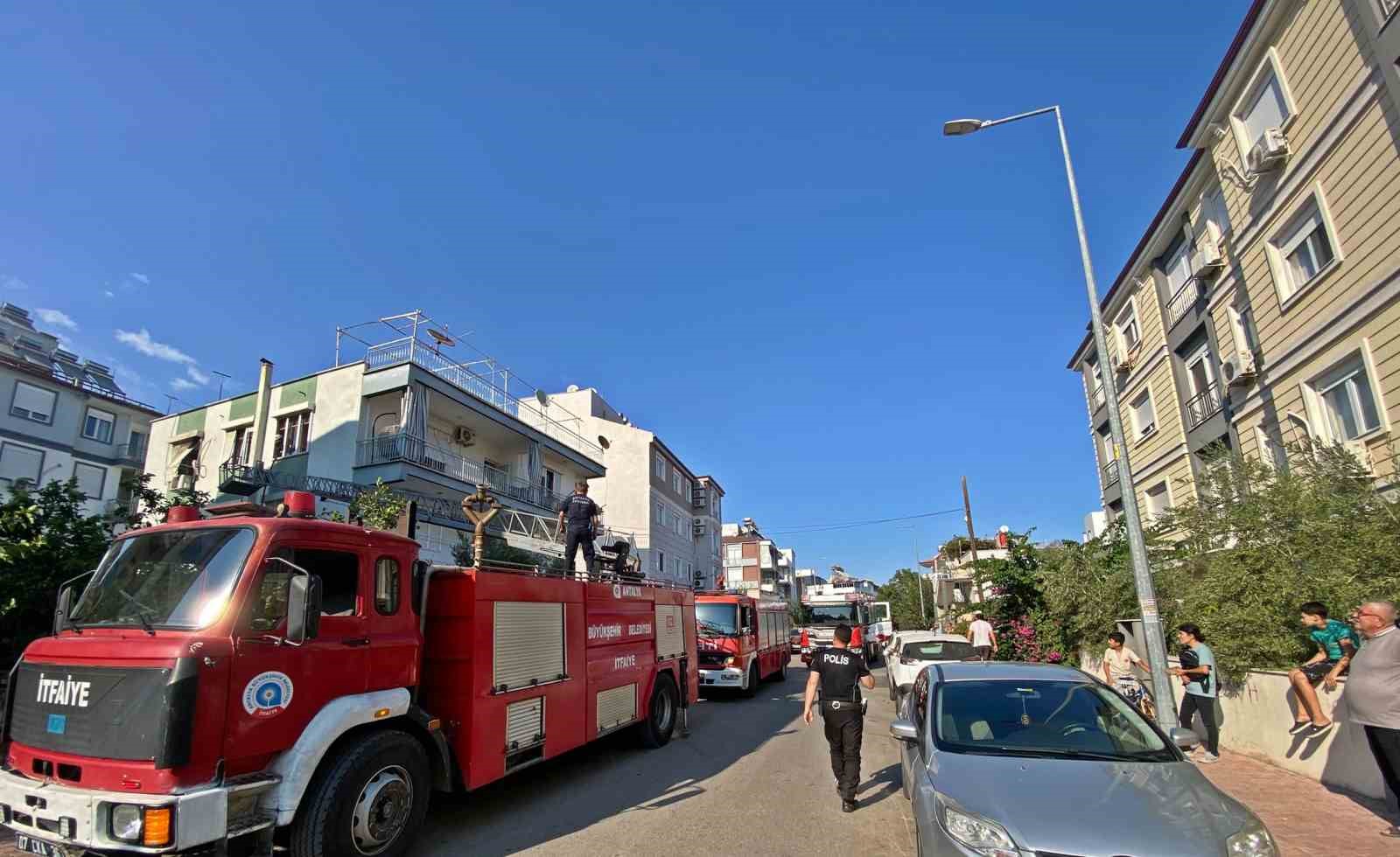 Antalya’da daire yangını yaşlı kadını endişelendirdi