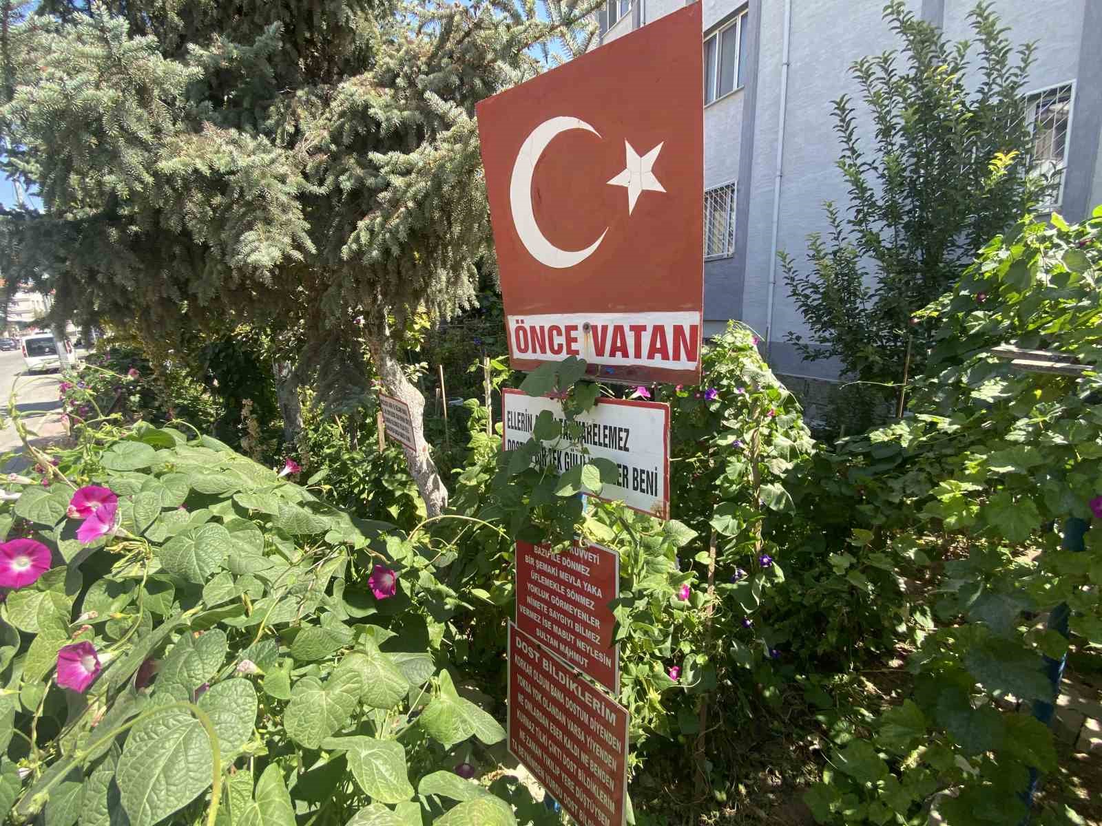 Bayram amcanın bah&ccedil;eye yerleştirdiği &ouml;zl&uuml; s&ouml;zler dikkat &ccedil;ekiyor
