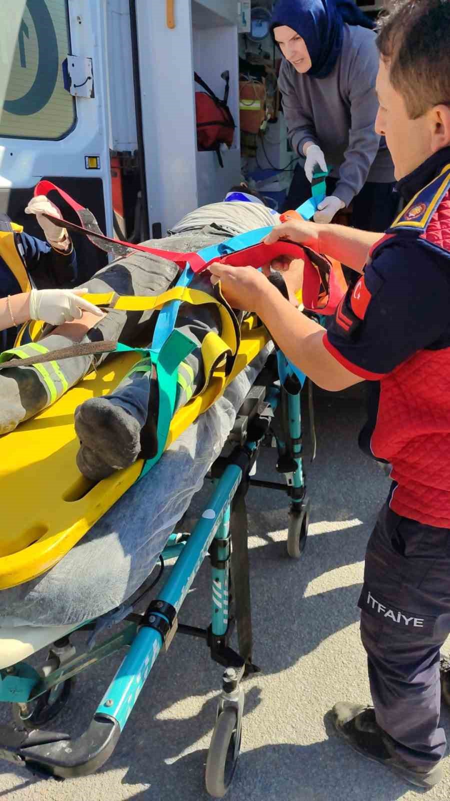 Karab&uuml;k&rsquo;te devrilen beton mikseri s&uuml;r&uuml;c&uuml;s&uuml; yaralandı
