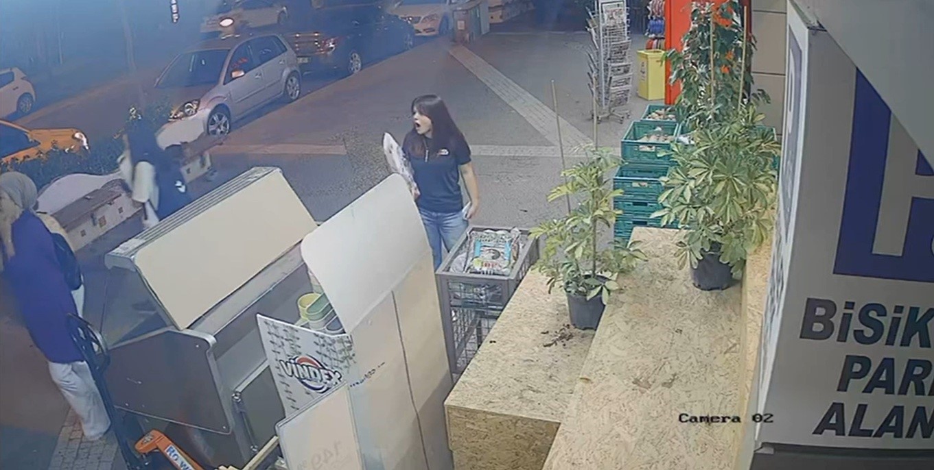 Önüne çıkan otomobilden kaçmak isterken devrilip başka aracın altına girdi: 1 yaralı