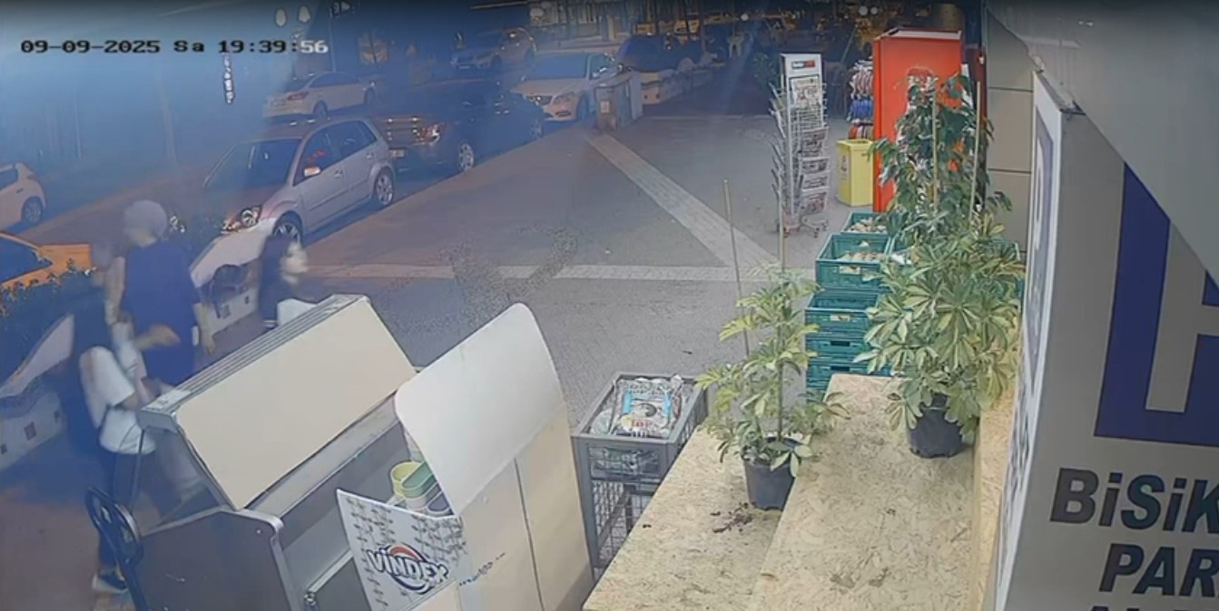 Önüne çıkan otomobilden kaçmak isterken devrilip başka aracın altına girdi: 1 yaralı