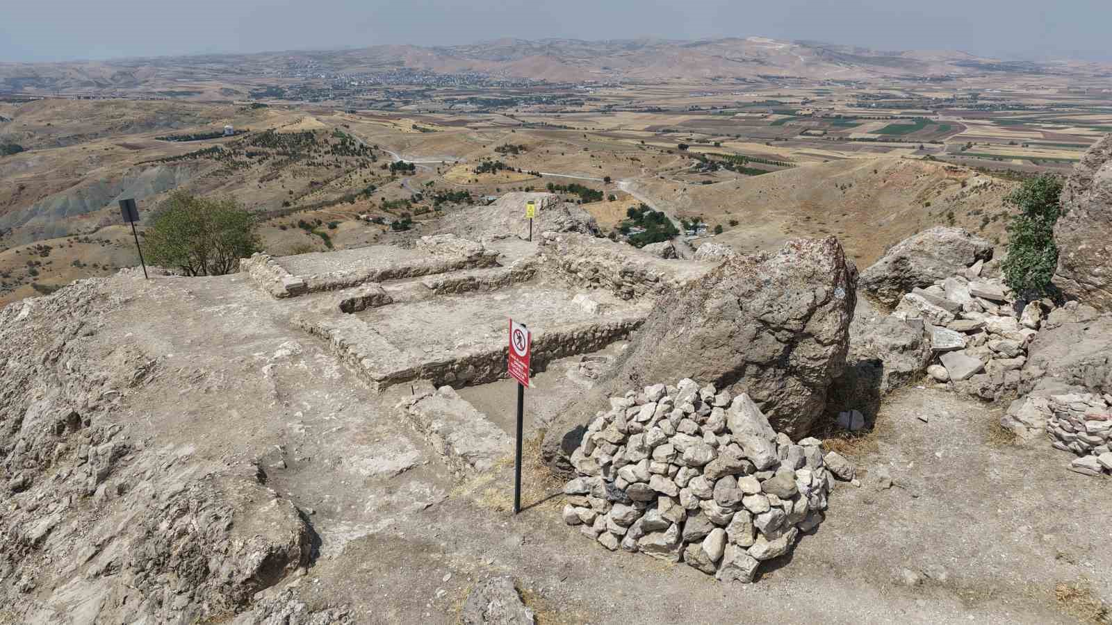 Geçmişi 3 bin yıllık tarihi kalede Osmanlı’ya ait karakol ortaya çıktı
