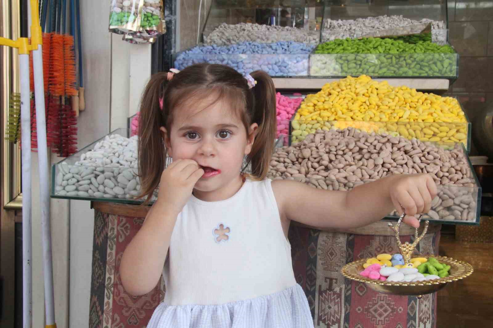 Antep fıstıklı badem şekerine ilgi b&uuml;y&uuml;k
