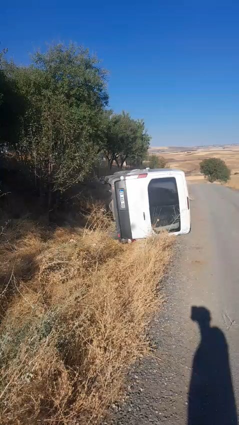 Elazığ&rsquo;da &ouml;ğrenci servisi devrildi, kazada yaralanan olmadı
