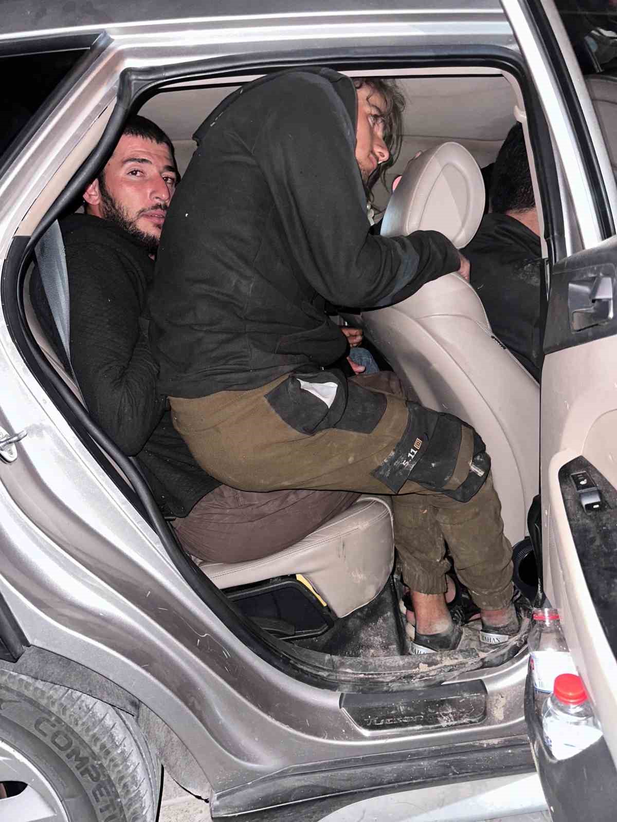 Hatay’da 26 kaçak göçmen yakalandı: 3 tutuklama