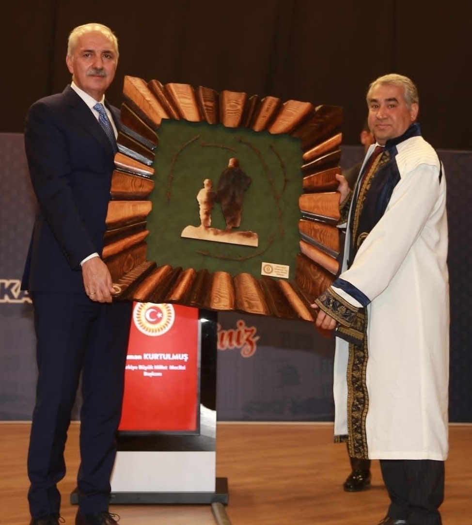 Aydın&rsquo;da ahşap oyma ustasının eserleri makam odalarını s&uuml;sl&uuml;yor
