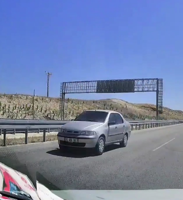 Denizli-Aydın otoyolunda ters yönü kullanan sürücü trafikteki insanların canını hiçe saydı
