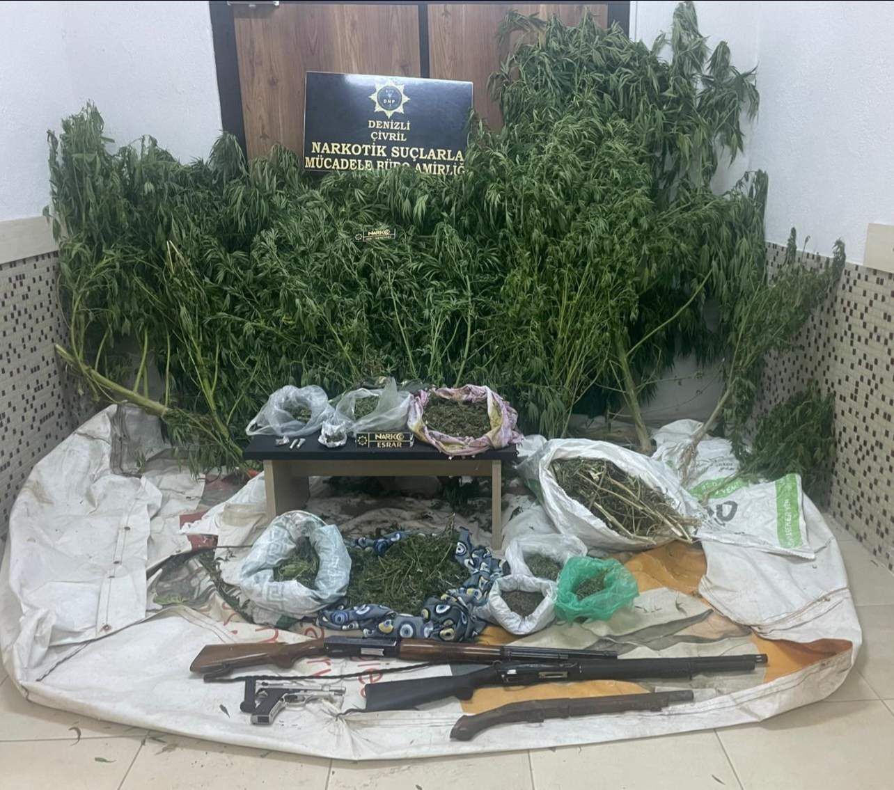 Denizli’de evlerinde uyuşturucu madde çıkan 3 zehir tacirinden 2’si tutuklandı