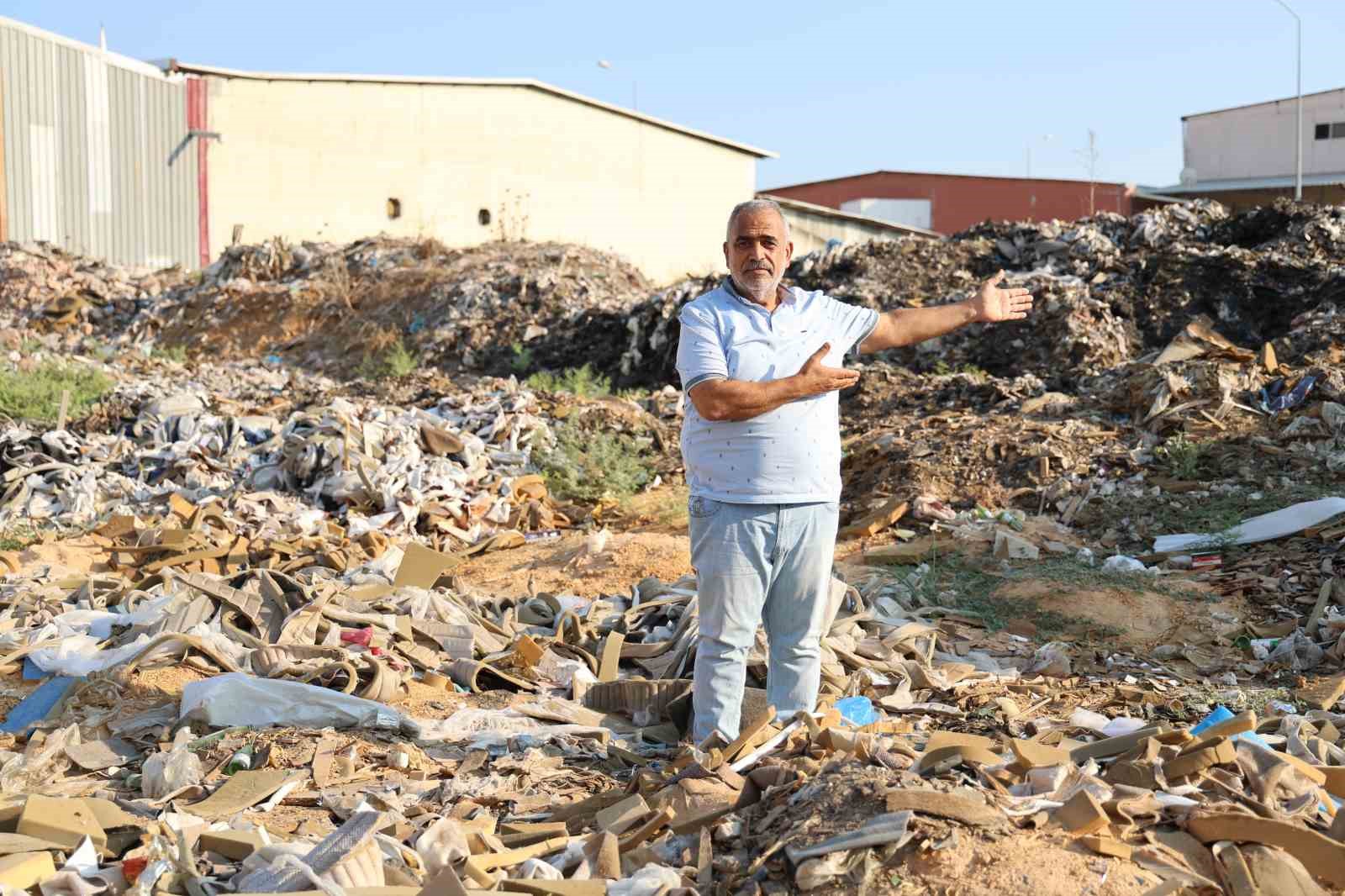 Adana’da yetersiz altyapı ve dağ olan çöpler, esnafı isyan ettirdi