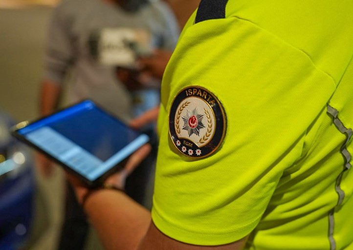 Isparta&rsquo;da park, bah&ccedil;e ve mesire alanlarında denetim: 7 araca idari ceza
