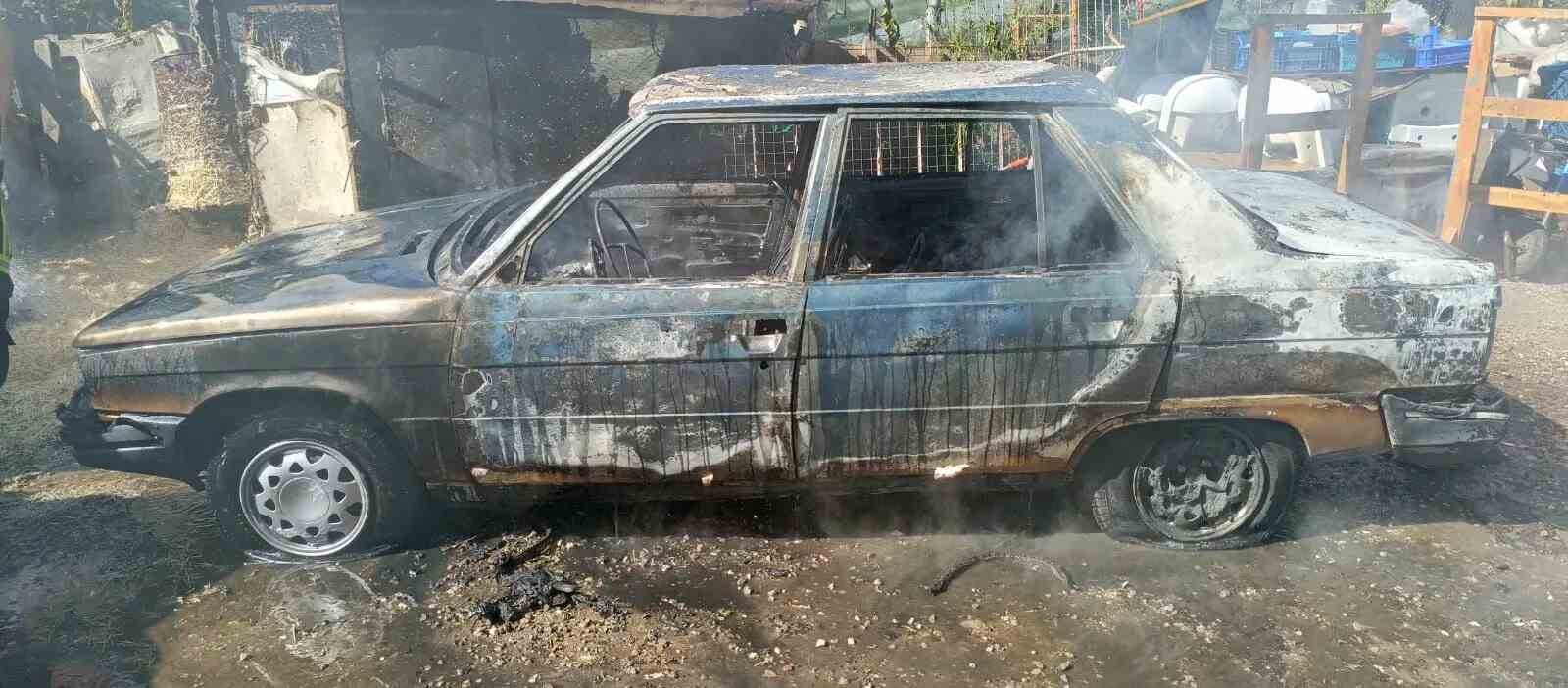 Yolda alev alan otomobil tamamen yanarak kullanılamaz hale geldi
