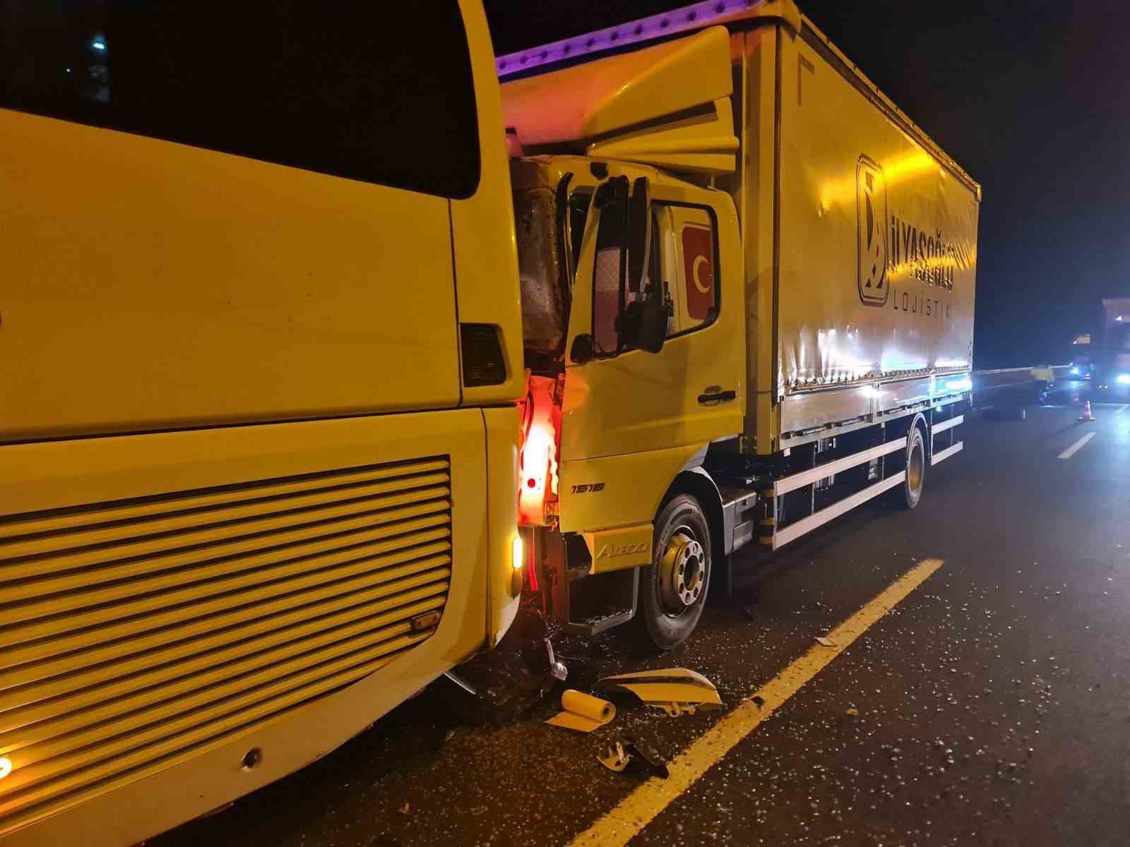 TEM’de lastiği patlayan otobüse kamyon çarptı: 1 yaralı
