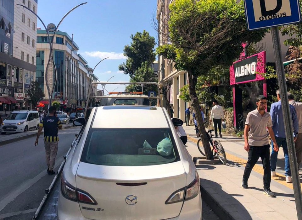 Van&rsquo;da usuls&uuml;z park edilen ara&ccedil; s&uuml;r&uuml;c&uuml;lerine ceza yağıyor
