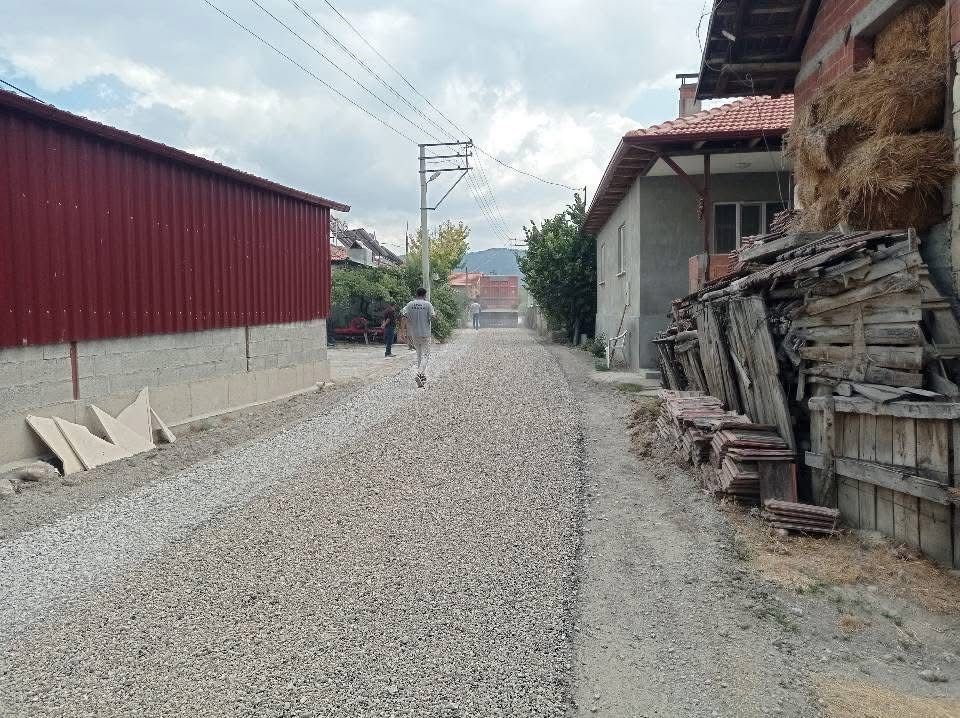Çameli Belediyesinin yol çalışmalarının ardından mahalle sakinleri daha konforlu ve güvenli ulaşım imkanına kavuştu
