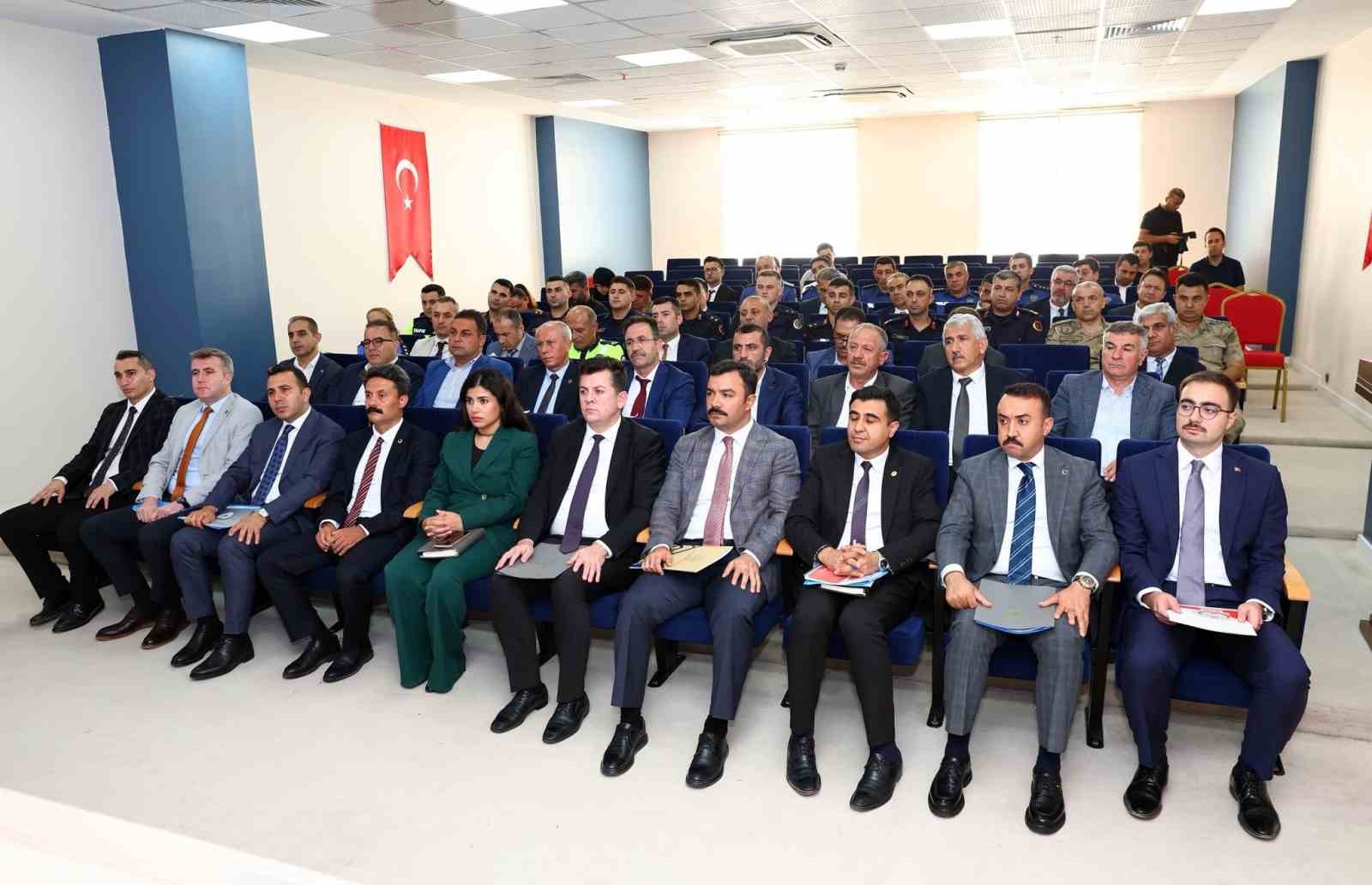 Adıyaman’da okul çevrelerindeki güvenlik ve trafik tedbirleri masaya yatırıldı