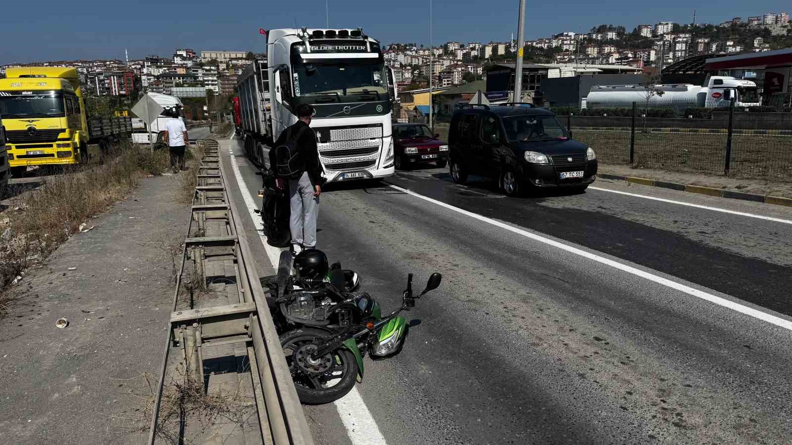 Otomobil sürücüsü motosiklete çarpıp kaçtı; 1 yaralı
