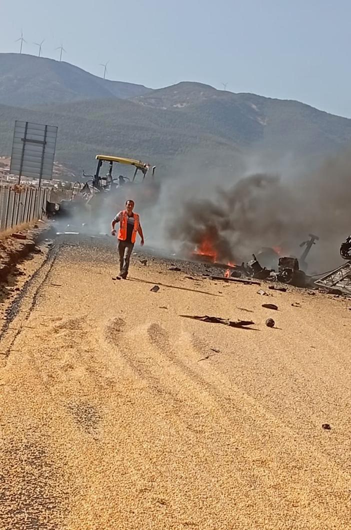 Freni patlayan mısır yüklü tır asfalt makinasına çarptı