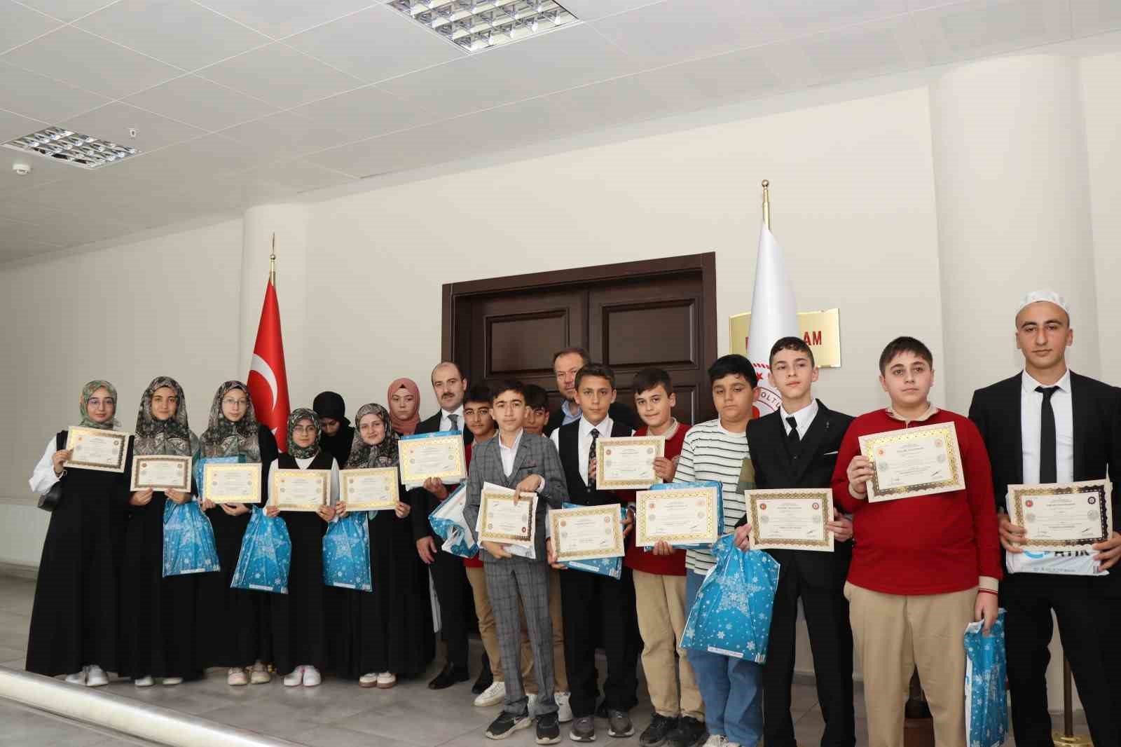 Oltu’da Hafız ve Hafizeler belgelerine kavuştu