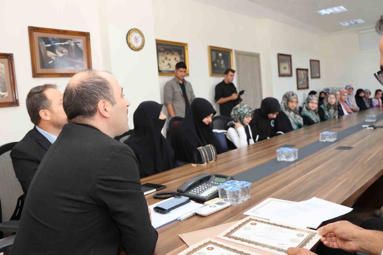 Oltu&rsquo;da Hafız ve Hafizeler belgelerine kavuştu
