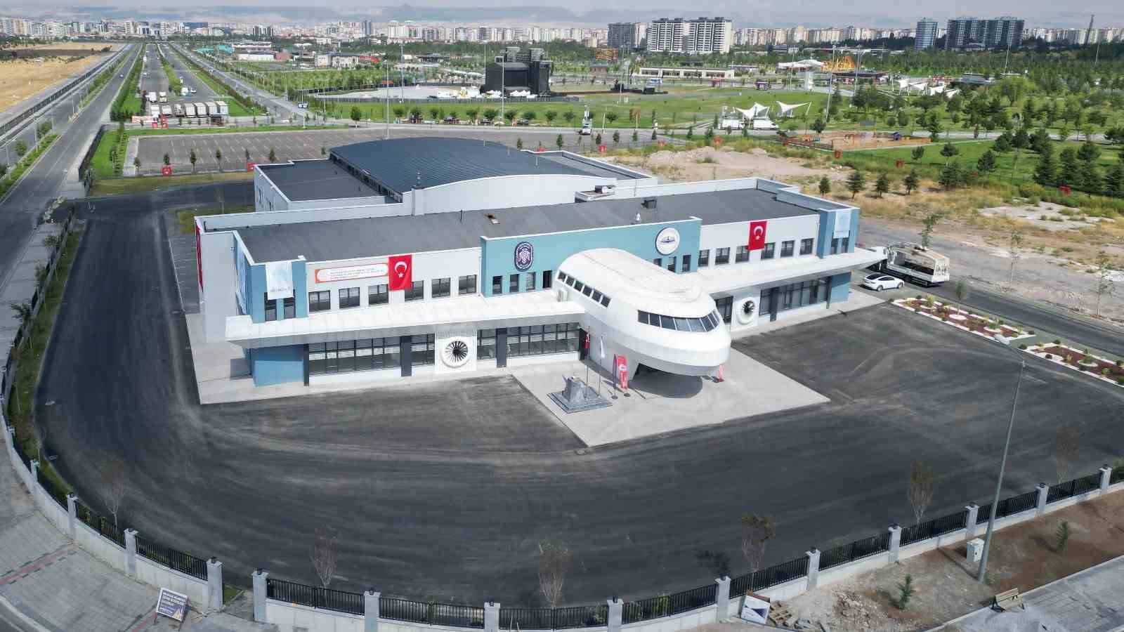 Milletvekili Mevl&uuml;t Kurt Melikgazi Belediyesi&rsquo;nin vizyon projelerini gezdi
