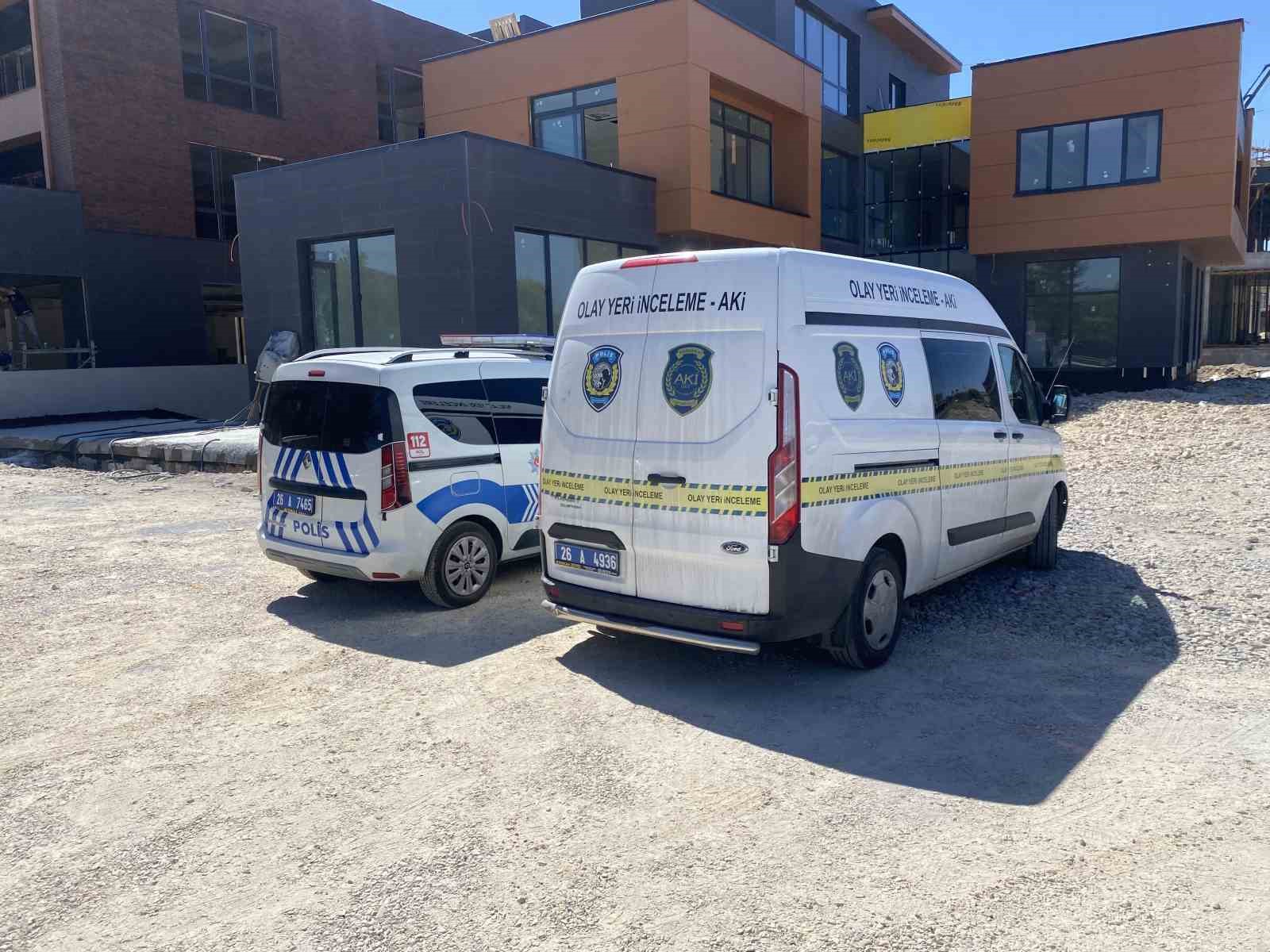 İnşaat merdivenlerinden yuvarlanan iş&ccedil;i yaralandı
