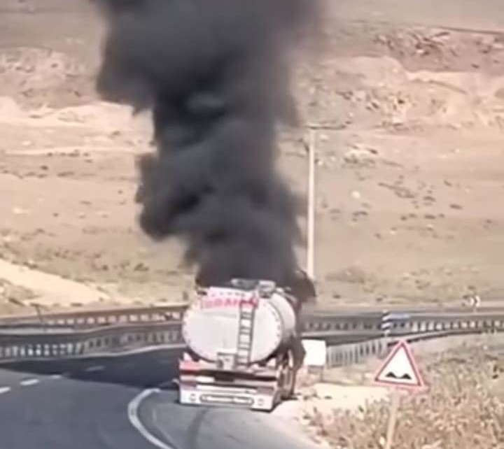 Cizre’de seyir halindeki akaryakıt kamyonu alevlere teslim oldu