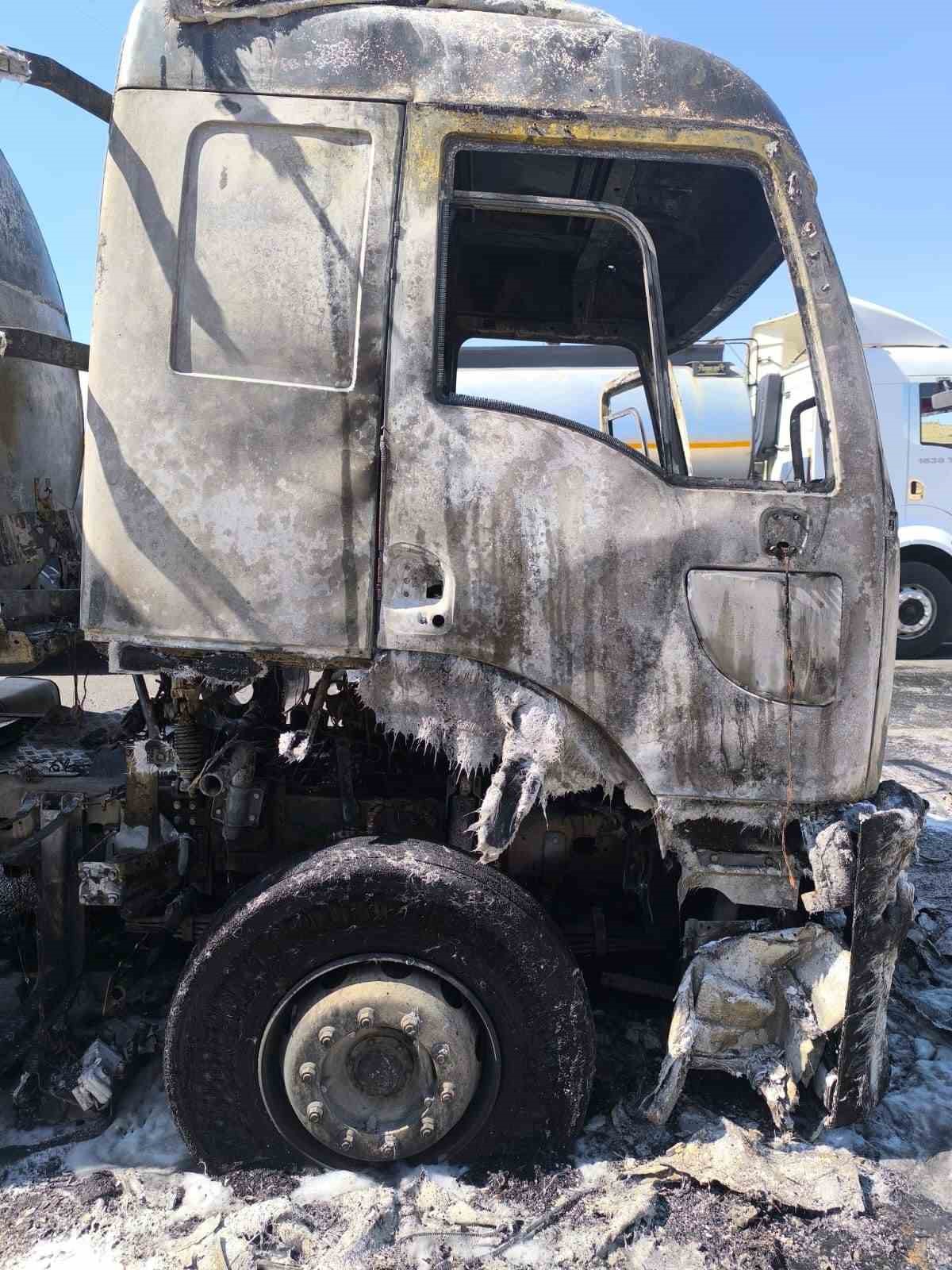 Cizre&rsquo;de seyir halindeki akaryakıt kamyonu alevlere teslim oldu
