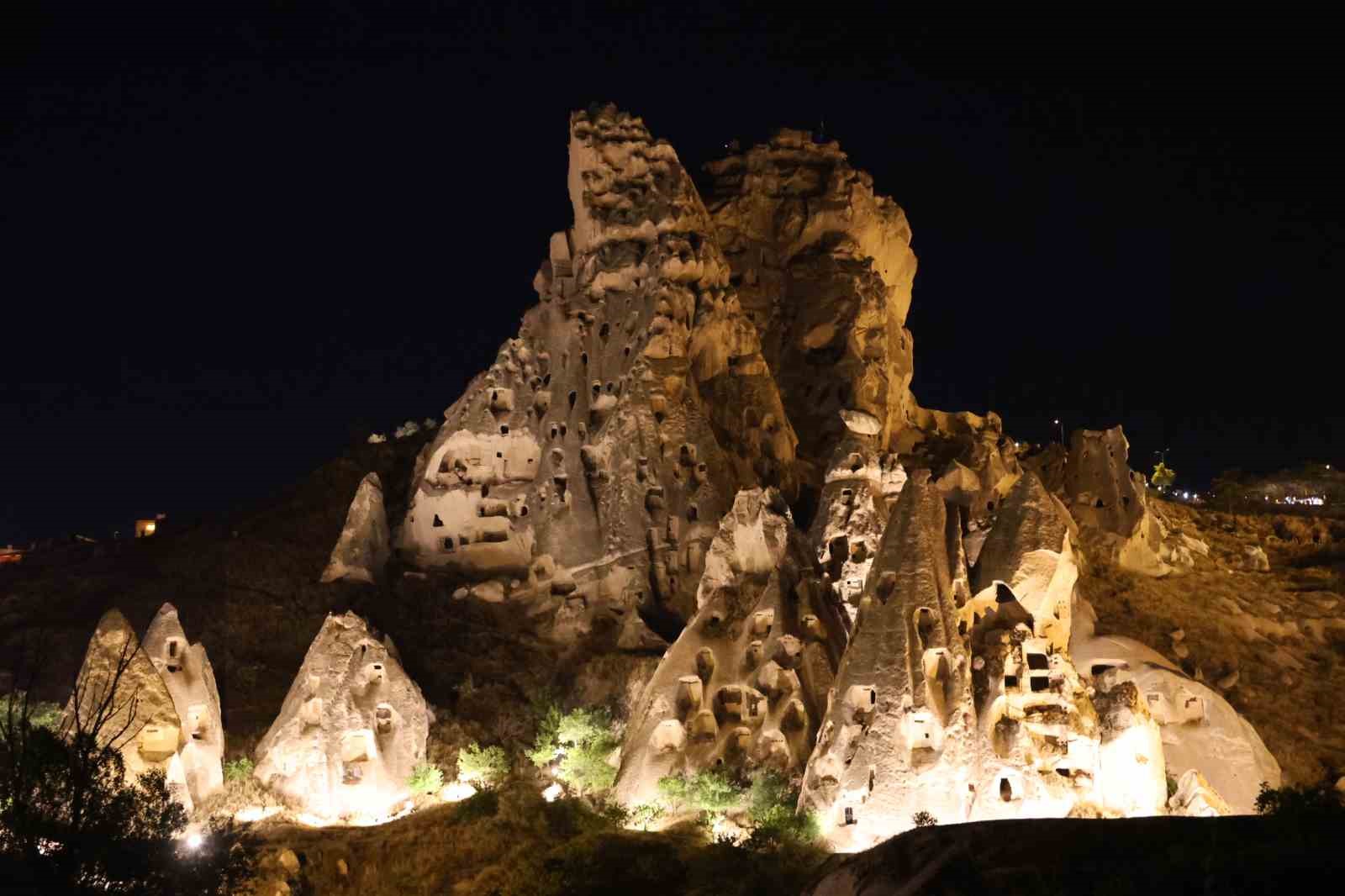 Kapadokya’da ışıklandırılan vadiler bölgenin ihtişamını artırdı
