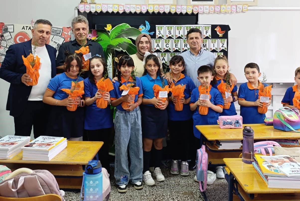 Minikler, gelecekleri için ağaç dikti